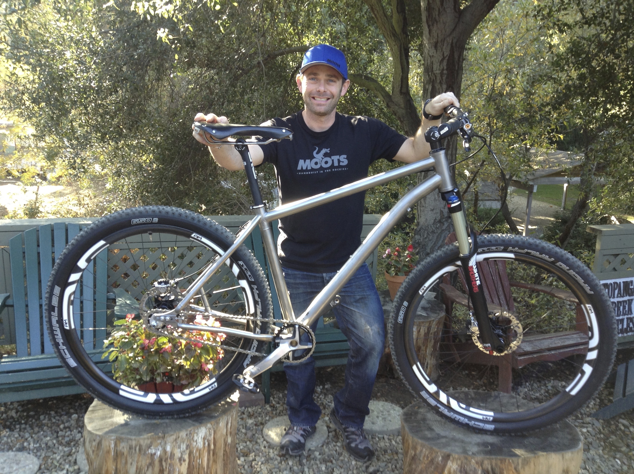 Robbie: the man, the myth, the legend. You've seen the countless pics of his Xaayy build that we've posted and you've seen his showpiece bike sitting around the shop but here he is in the flesh picking up his new SS Xaayy 650b titanium wq/ full ENVE and XTR- go ride that thing!